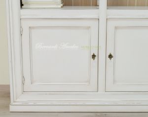 Libreria in legno con 3 ante finitura colore bianco anticato e schienali in rovere sbiancato